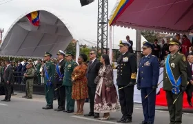 Presidente Gustavo Petro encabezando el desfile con los altos mandos militares. 