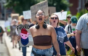 Manifestantes en contra de ICE. 