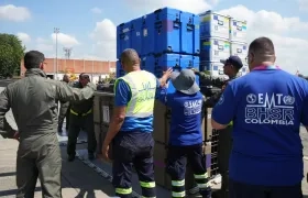 Rescatistas alistando insumos de un hospital de campaña que será instalado en Venezuela