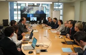 El vicepresidente electo, José Manuel Restrepo en la reunión con el Grupo Banco Mundial. 