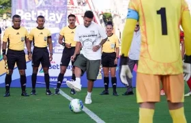 Saque de honor de Luis Díaz.