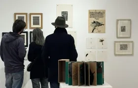 La exposición y subasta se llama 'Grabados y Múltiples'.