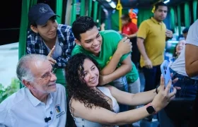 El gobernador del Atlántico, Eduardo Verano, con jóvenes beneficiarios del programa