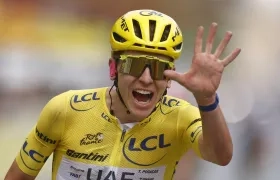 Tadej Pogacar celebra la conquista de su quinto título del Tour de Francia