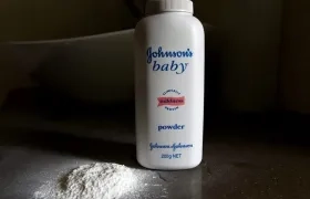 Talco de bebé de Johnson & Johnson.