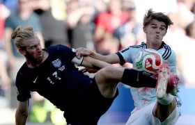 Tim Ream (i) de Estados Unidos, y Charles De Ketelaere, de Bélgica, en acción 