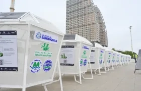 Tragaplásticos instalados en el Malecón. 