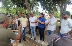 Reunión sostenida entre funcionarios de Triple A y la comunidad. 