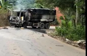 Un camión quemado en medio de la asonada