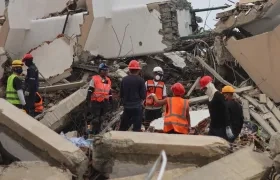 Voluntarios en una edificación destruida por los terremotos.