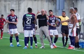 El técnico del Junior, Alfredo Arias, entrega indicaciones a sus jugadores.
