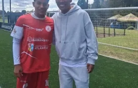 Carlos Daniel Bacca y su padre, quien lo acompaña en Bogotá.