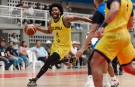 Braian Angola anotó 21 puntos y fue la gran figura del partido.