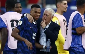 Didier Deschamps, técnico de Francia, con el atacante Kylian Mbappé.