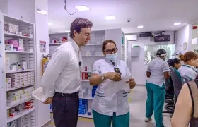 Superintendente Daniel Quintero durante una inspección a un dispensario.