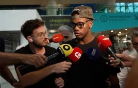 John Jáder Durán abordado por los periodistas en el aeropuerto Humberto Delgado.