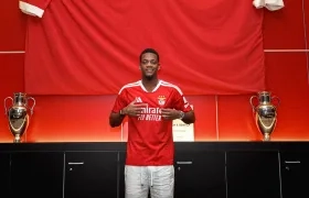 Jhon Jáder Durán en la sala de trofeos de su nuevo club.