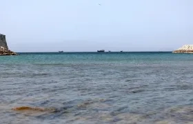 Algunos barcos transitando por el estrecho de Ormuz.