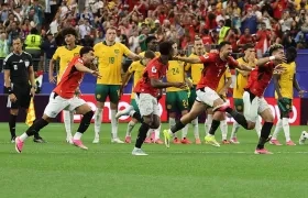 Jugadores de Egipto festejan tras imponerse en la tanda de penales, 