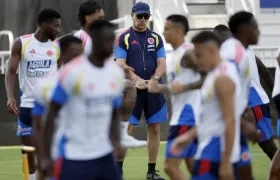 Néstor Lorenzo durante el entrenamiento de Colombia este miércoles en la sede del Inter Miami en Fort Lauderdale.