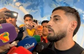 El delantero argentino Francisco Fydriszewski atendió a los medios a su llegada a Barranquilla.