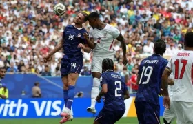 Ezri Konsa marca de cabeza el segundo gol de Inglaterra ante Francia. 