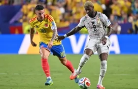 James Rodríguez persigue al ghanés Kwasi Sibo.