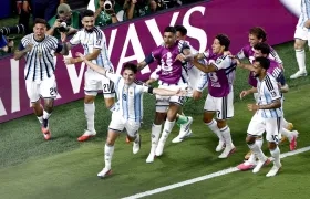 Julián Álvarez celebra tras marcar el segundo gol de Argentina en el primer tiempo suplementario.