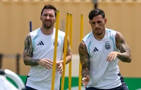 Lionel Messi y Leandro Paredes durante un entrenamiento de Argentina.