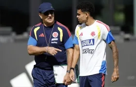 Néstor Lorenzo, técnico de Colombia, con el guajiro Luis Díaz. 