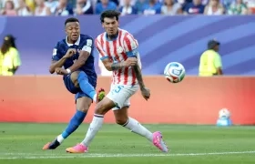 Kylian Mbappé en un remate a la portería de Paraguay.