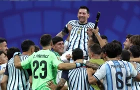 Lionel Messi celebra con sus compañeos tras la victoria en octavos sobre Egipto.
