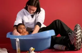 Lionel Messi, con 20 años, bañando a Lamine Yamal, de apenas meses de nacido.