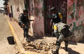 Integrantes de la Guardia Nacional de México remueven escombros provocados por el sismo de 7.4 registrado este viernes.
