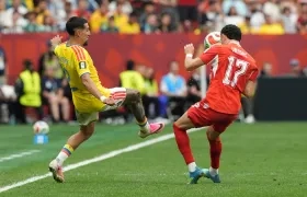 Daniel Muñoz en un duelo con el suizo Ruben Vargas. 