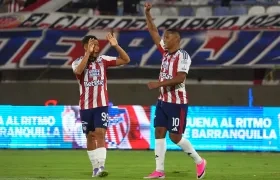 Muriel festeja con Fabián Correa el primer gol del Junior.