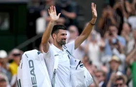 Novak Djokovic se despide del público tras quedar eliminado ante Jannik Sinner.