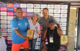 El atlanticense Eliécer Oquendo en la premiación con el peruano Ysabelino Apaza. 
