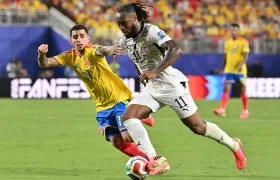 Gustavo Puerta trata de evitar la escapada del ghanés Antoine Semenyo.