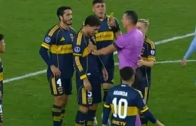 Momento en que Wílmar Roldán le muestra la tarjeta amarilla a Leandro Paredes.