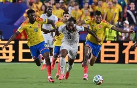 Jefferson Lerma y Daniel Muñoz intentan evitar el avance de Antoine Semenyo.