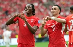 Johan Manzambi y Ruben Vargas, jugadores de la selección de Suiza.
