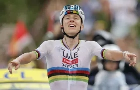 Tadej Pogacar cruza la meta como ganador de la sexta etapa del Tour de Francia. 