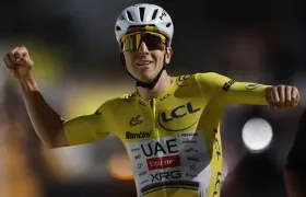 Tadej Pogacar celebra tras ganar la etapa 18 del Tour de Francia.