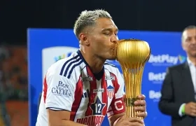 Teófilo Gutiérrez besa el trofeo de campeón con Junior en el primer semestre de 2026.