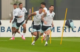 Leandro Paredes, Rodrigo De Paul y Lionel Messi, jugadores de la selección Argentina. 