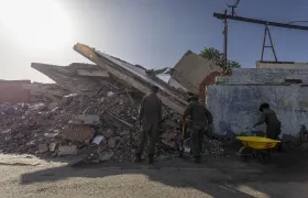 Miembros del Ejercito de Venezuela recogen escombros en zona del desastre. 