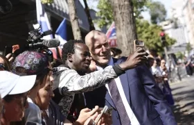 Zinedine Zidane comparte con aficionados en su presentación como nuevo seleccionador de Francia.