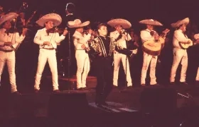 Juan Gabriel durante una escena de la película 'Juan Gabriel: Mi primer bellas artes' proyectada hoy. 