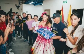 La Reina Salwa con el director de Carnaval, Juan Ospino Acuña. 